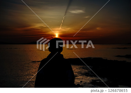 ＜五島風景＞夜明けの富江キャンプ村と少年 126878655