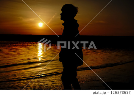 ＜五島風景＞夜明けの富江キャンプ村と少年 126878657