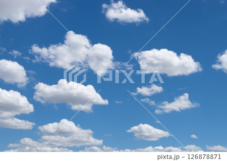 青空と白い雲は爽やかで抜け感がある快適な夏の大空のバック素材。 126878871