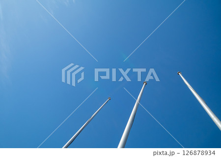 青空と掲揚台 126878934