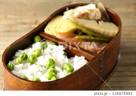 おかずたっぷり豆ご飯弁当 126878982