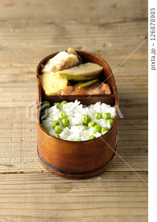 おかずたっぷり豆ご飯弁当 126878985