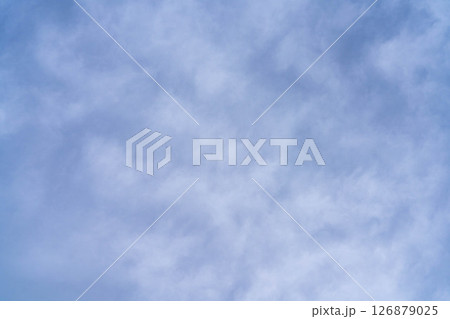 【梅雨空イメージ】どんよりとした曇り空【長野県】 126879025