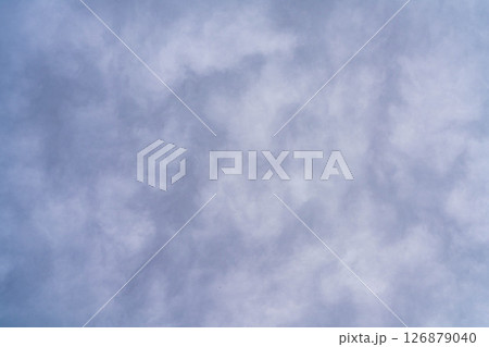 【梅雨空イメージ】どんよりとした曇り空【長野県】 126879040