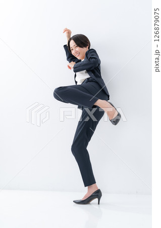 女性　ビジネス 126879075