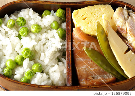 おかずたっぷり豆ご飯弁当 126879095