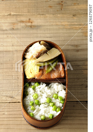 おかずたっぷり豆ご飯弁当 126879097