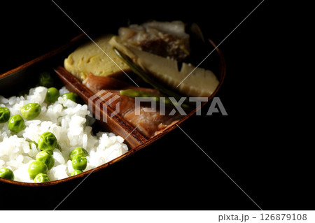 おかずたっぷり豆ご飯弁当 126879108