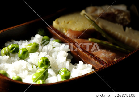 おかずたっぷり豆ご飯弁当 126879109