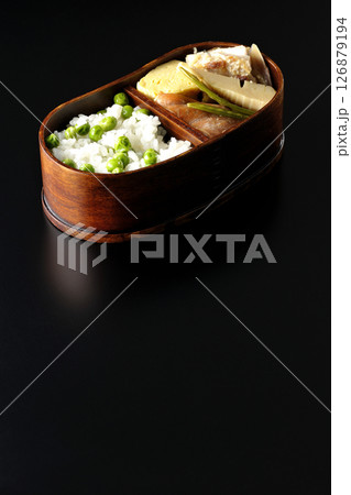 おかずたっぷり豆ご飯弁当を黒背景で撮影 126879194