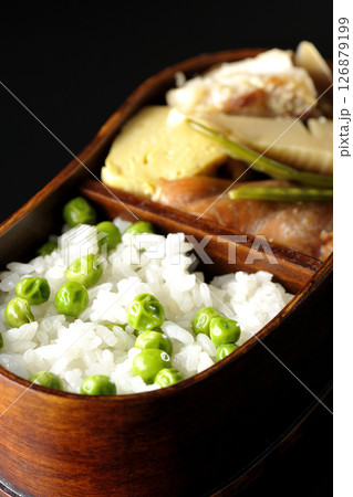 おかずたっぷり豆ご飯弁当を黒背景で撮影 おかずたっぷり豆ご飯弁当を黒背景で撮影 126879199