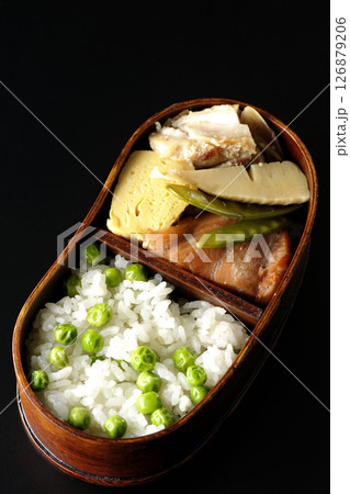 おかずたっぷり豆ご飯弁当を黒背景で撮影 126879206