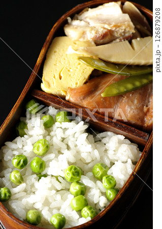 おかずたっぷり豆ご飯弁当を黒背景で撮影 126879208