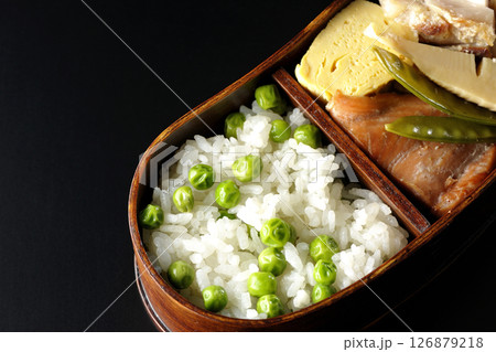 おかずたっぷり豆ご飯弁当を黒背景で撮影 126879218
