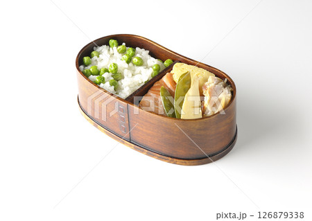 おかずたっぷり豆ご飯弁当を白背景で撮影 おかずたっぷり豆ご飯弁当を白背景で撮影 126879338
