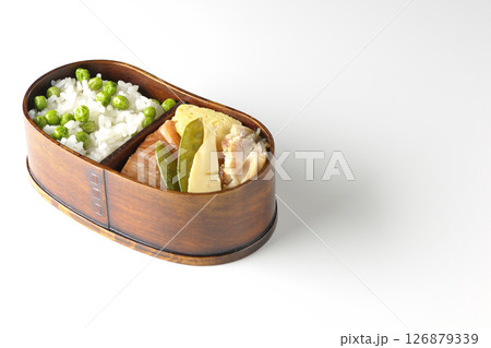 おかずたっぷり豆ご飯弁当を白背景で撮影 おかずたっぷり豆ご飯弁当を白背景で撮影 126879339