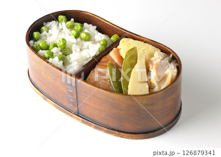 おかずたっぷり豆ご飯弁当を白背景で撮影 126879341