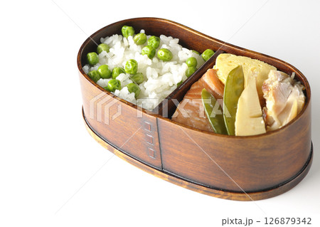 おかずたっぷり豆ご飯弁当を白背景で撮影 おかずたっぷり豆ご飯弁当を白背景で撮影 126879342