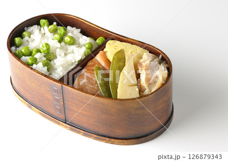 おかずたっぷり豆ご飯弁当を白背景で撮影 おかずたっぷり豆ご飯弁当を白背景で撮影 126879343