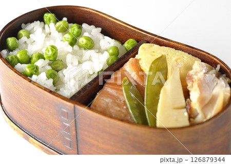 おかずたっぷり豆ご飯弁当を白背景で撮影 おかずたっぷり豆ご飯弁当を白背景で撮影 126879344