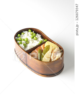 おかずたっぷり豆ご飯弁当を白背景で撮影 126879347