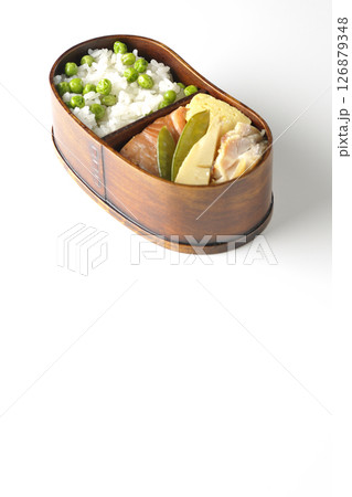 おかずたっぷり豆ご飯弁当を白背景で撮影 おかずたっぷり豆ご飯弁当を白背景で撮影 126879348