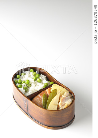 おかずたっぷり豆ご飯弁当を白背景で撮影 126879349