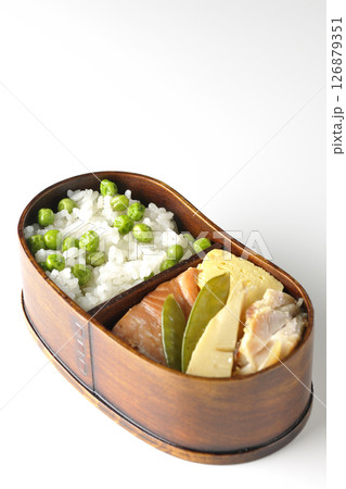 おかずたっぷり豆ご飯弁当を白背景で撮影 おかずたっぷり豆ご飯弁当を白背景で撮影 126879351