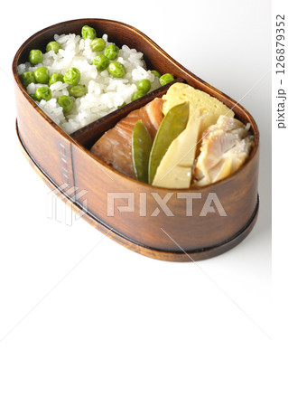 おかずたっぷり豆ご飯弁当を白背景で撮影 おかずたっぷり豆ご飯弁当を白背景で撮影 126879352