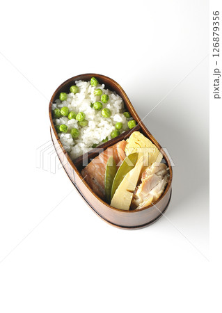 おかずたっぷり豆ご飯弁当を白背景で撮影 126879356