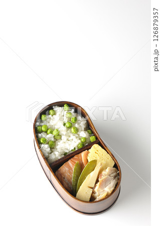 おかずたっぷり豆ご飯弁当を白背景で撮影 126879357