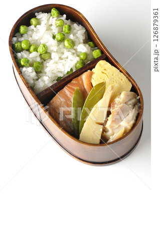 おかずたっぷり豆ご飯弁当を白背景で撮影 126879361