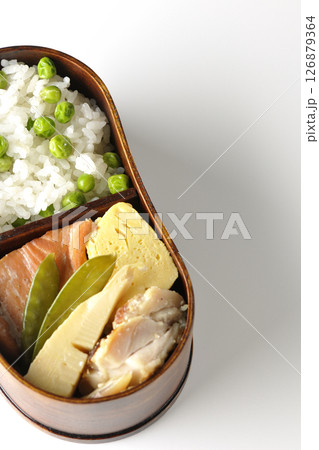 おかずたっぷり豆ご飯弁当を白背景で撮影 126879364