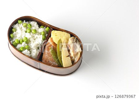 おかずたっぷり豆ご飯弁当を白背景で撮影 126879367