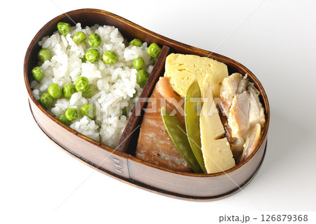 おかずたっぷり豆ご飯弁当を白背景で撮影 126879368
