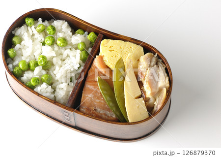 おかずたっぷり豆ご飯弁当を白背景で撮影 126879370