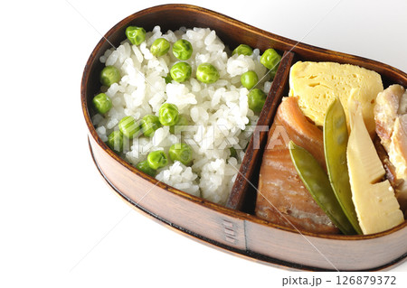 おかずたっぷり豆ご飯弁当を白背景で撮影 おかずたっぷり豆ご飯弁当を白背景で撮影 126879372