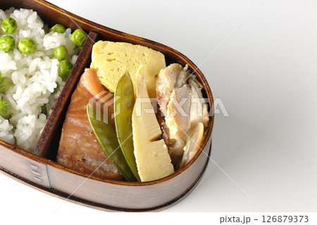おかずたっぷり豆ご飯弁当を白背景で撮影 おかずたっぷり豆ご飯弁当を白背景で撮影 126879373