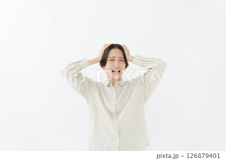 頭を抱える女性 頭を抱える女性 126879401