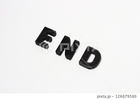 黒青赤で表現された「END」のモダンアート 黒青赤で表現された「END」のモダンアート 126879580