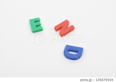 「END」を告げる3D文字の静かな存在感 「END」を告げる3D文字の静かな存在感 126879584
