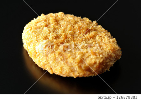 ビーフコロッケを黒背景で撮影 126879883