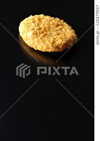 ビーフコロッケを黒背景で撮影 ビーフコロッケを黒背景で撮影 126879887