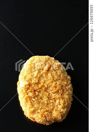 ビーフコロッケを黒背景で撮影 126879895