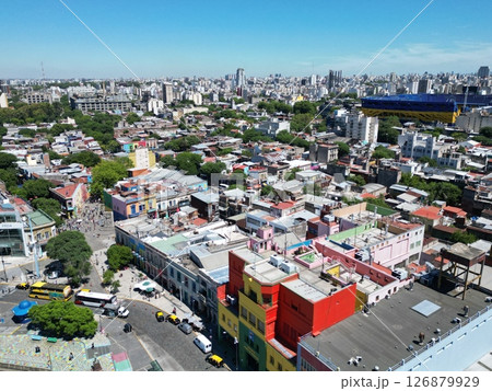 ブエノスアイレスで最も有名なボカ地区の街並み空撮 126879929