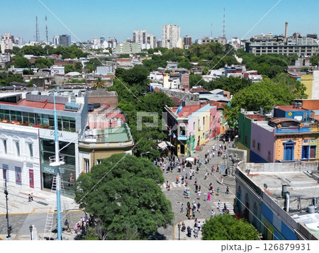 ブエノスアイレスで最も有名なボカ地区の街並みの空撮 126879931