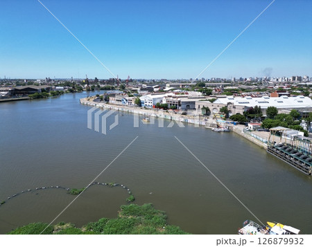 ブエノスアイレスの主要な港町、ボカ地区の港湾空撮 ブエノスアイレスの主要な港町、ボカ地区の港湾空撮 126879932