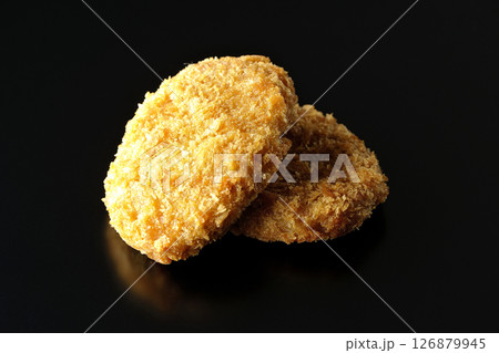 ビーフコロッケを黒背景で撮影 ビーフコロッケを黒背景で撮影 126879945