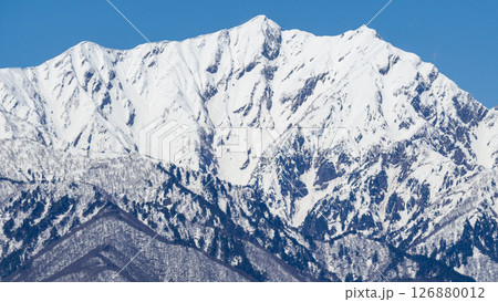 雪が積もった北アルプスの山並み　長野県白馬村 126880012