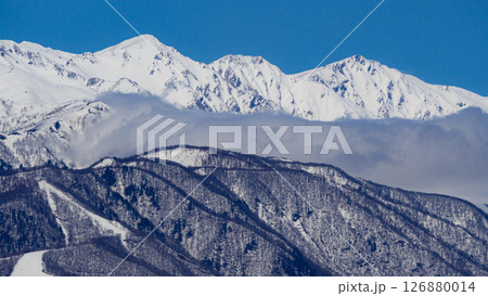 雪が積もった北アルプスの山並み 長野県白馬村 雪が積もった北アルプスの山並み 長野県白馬村 126880014